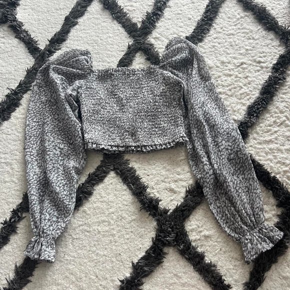 Gray and white crop blouse top size xs - Picture 3 of 5